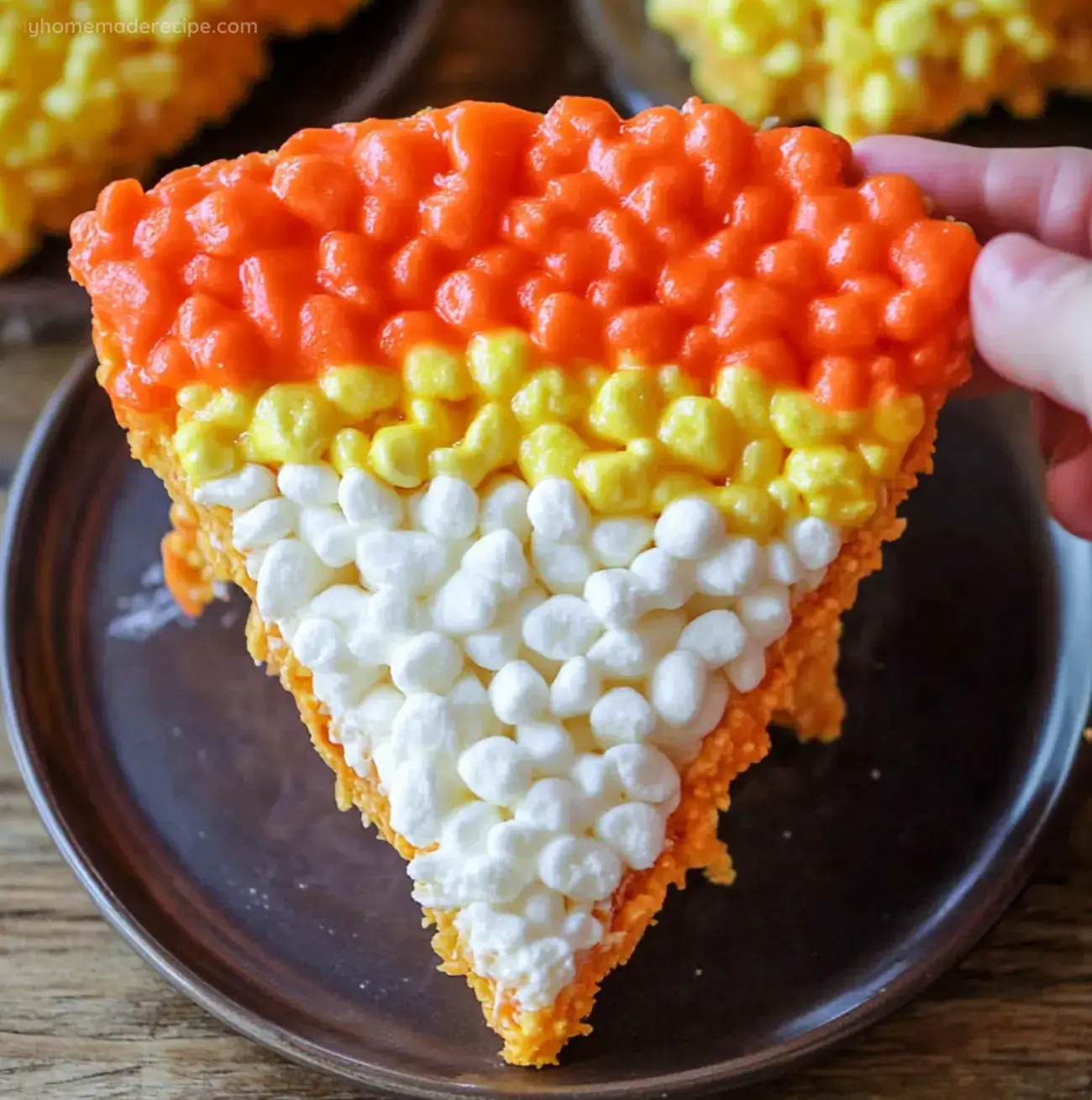 Dulces de Halloween Rice Krispie con forma de caramelo de maíz