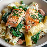 Pasta cremosa con salmon y espinacas, un plato nutritivo y con mucho sabor.