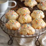 Una bandeja de galletas cubiertas con chispas de colores.