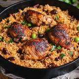 Un platillo delicioso de arroz con pollo y frijoles.